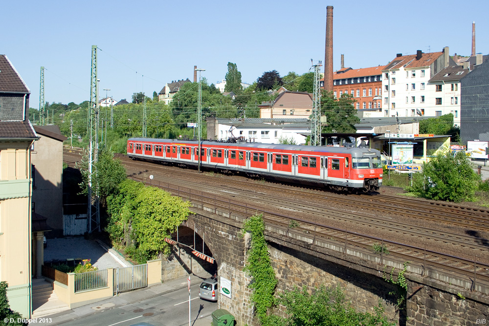 0607-62: Da die ursprnglich im Fahrplan der S 9 vorgesehene Kurzwende in KW hufig wegen verspteten Zgen aus Essen nicht planmig stattfinden konnte wurde in der HVZ ein zustzlicher Umlauf eingeschert. Somit steht nun viel Zeit zum Wenden in Wuppertal zur Verfgung. Da in KW jedoch die Gleiskapazitt knapp ist, werden die Zge der S 9 in der HVZ leer nach W-Unterbarmen gefahren, wo das Personal den Fhrerstand wechseln kann und sogar noch Zeit fr eine Pause hat. Hier ist ein Zug bei der Ausfahrt aus W-Unterbarmen abgebildet, der nun wieder Richtung Hauptbahnhof fhrt.