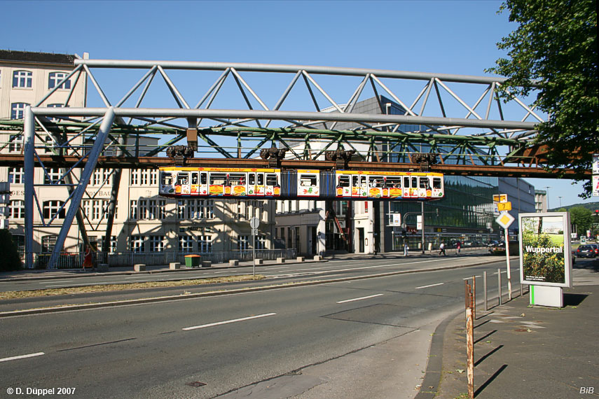 0607-65: Die Maggi-Bahn berquert die leere B 7 vor der Station Kluse am sogn. Bemberg-berbau.