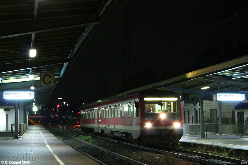 0611-19: Im menschenleeren abendlichen Bahnhof Schwerte wartet ein Zug der Linie RE 17 auf dem Weg nach Hagen auf seine Abfahrt.