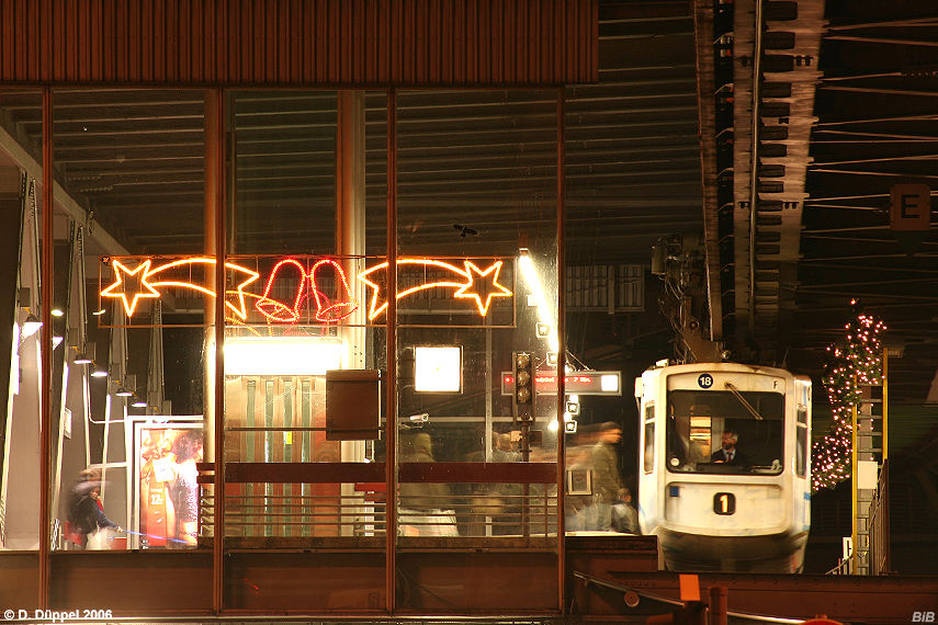 0612-12: Einen Tag vor dem ersten Advent prsentiert sich die Schwebebahnstation Alter Markt bereits in weihnachtlichem Glanz. Kurz vor Geschftsschluss hat Wagen 18 die Aufgabe, die ersten Weihnachtseinkufer Richtung Elberfeld zu transportieren. 