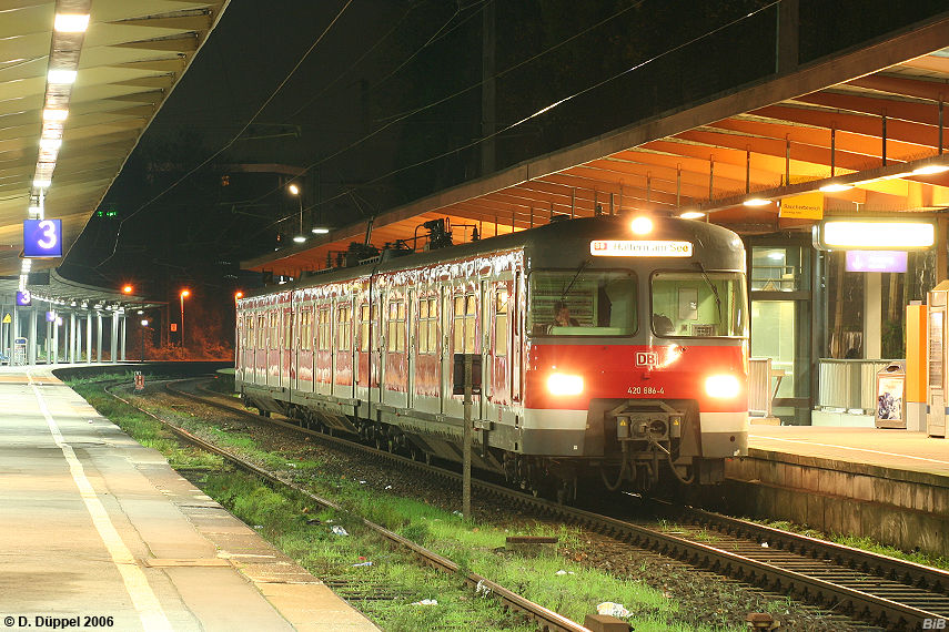 0612-20: Die nchtliche Reise soll am Wuppertaler Hauptbahnhof starten. Hier hat der Beobachter gengend Zeit, sich die Olympiatriebwagen anzuschauen, die auf der S9 zum Einsatz kommen. In den Nachtstunden entfallen die Langwenden in Unterbarmen. Statt dessen wird in Wuppertal Hbf kurz am Bahnsteig gewendet.