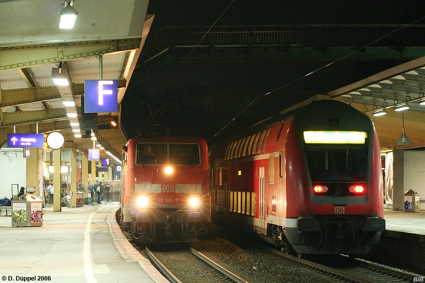 0612-24: Auch in den Morgenstunden ist das Verkehrsaufkommen auf der Strecke nicht geringer. Eine Rhein-Wupper-Bahn entlsst den Groteil seiner Fahrgste und wird noch bis Wuppertal-Oberbarmen fahren.