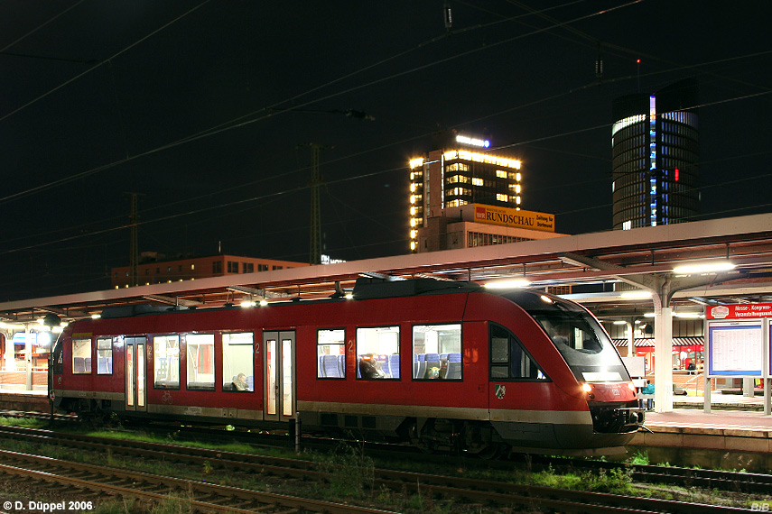 0612-33: In zwei Tagen wird sich dieser Triebwagen ein neues Bettigungsfeld suchen, da die Emschertalbahn nach dem Fahrplanwechsel 2006 von der Nordwestbahn befahren wird.
Hier wartet der kurze Triebwagen sein Abfahrt Richtung Dorsten vor der Kulisse Dortmunder Hochhuser ab.