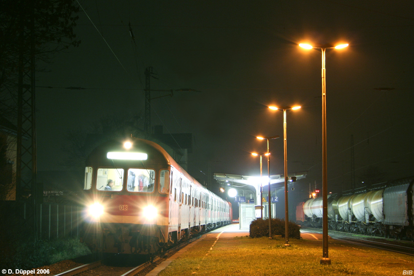 0612-36: Am Heiligen Abend verlsst niemand in Leichlingen die ohnehin sprlich besetzte RegionalBahn Richtung Wuppertal. Im letzten verbliebenen Abstellgleis des Bahnhofes steht ein gemischter Gterzug abgestellt und verbringt hier die Weihnachtstage.