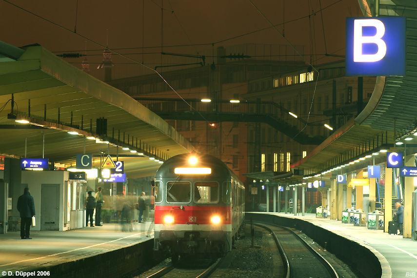 0612-38: <i>Wuppertal Hauptbahnhof - An Gleis 2 eingefahrene Rhein-Wupper-Bahn fhrt weiter in Richtung Wuppertal-Oberbarmen, nchster Halt Wuppertal-Barmen.</i>