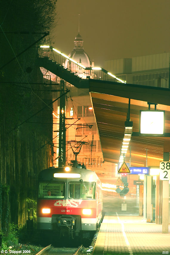 0612-43: 

In den frhen Morgenstunden hingegen knnen ankommende S-Bahnzge aus Essen an Gleis 5 im Wuppertaler Hauptbahnhof fotografiert werden, da whrend des 20 Minuten Taktes wieder in Unterbarmen gewendet wird. Dieser Zug hat soeben seinen Endpunkt erreicht und wird nun bis Unterbarmen fahren.