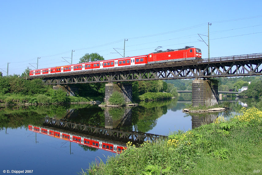 0405-04: Auch die S-Bahngarnituren knnen es mit den n-Wagen in Punkto Fotiidylle aufnehmen. Bei bestem Wetter prsentiert sich eine S 9 auf den Weg nach Haltern auf der Essener Ruhrbrcke.