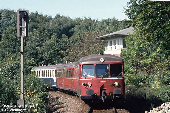 0407-06: Ein Sonderzug, gefhrt von der 200 033 berquert ein Viadukt bei Rehden. Die landwirtschaftlichen Gerte im Vordergrund sind Indiz fr die lndliche Umgebung.