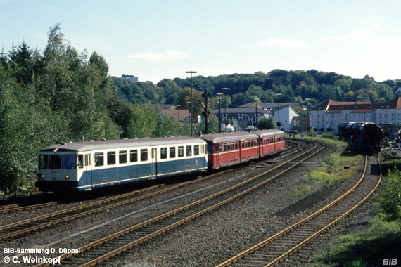 0407-07: Mit dem Bahnhof Wlfrath hat der Sonderzug den Endpunkt der Angertalbahn erreicht. Mit dem ozanblau/beigen Steuerwagen voran geht es nun zurck nach Ratingen. 