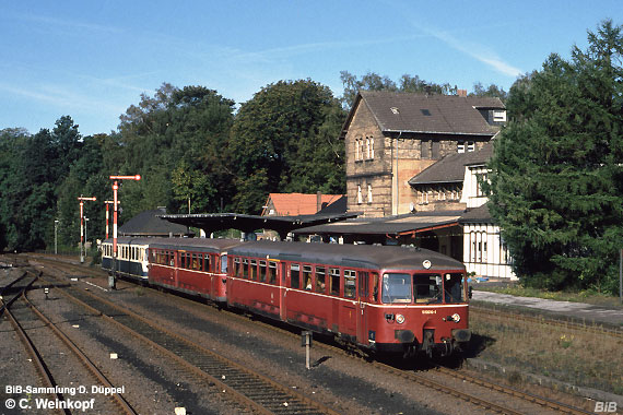 0407-08: Von Ratingen ging die Fahrt weiter mach Mettmann, wo sich die Triebwageneinheit dem Fotografen prsentiert. Vor dem Umbau des Haltepunktes, der heute Mettmann-Stadtwald heit, hielten die Zge Richtung Wuppertal an einem Inselbahnsteig. Auf dem Areal links neben dem Zug befindet sich heute die Bushaltestelle.