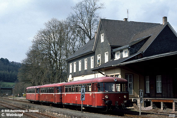 0407-27: Eine Schienenbuseinheit befhrt ein Bahnhofsgleis im Bahnhof in Morsbach. Der kleine Kran und das typisch Bergische Empfangsgebude runden das Bild des Nebenbahnbahnhofs ab.
Zum Aufnahmezeitpunkt findet in Morsbach noch Gterverkehr statt, was die Wagen im Hintergrund beweisen.