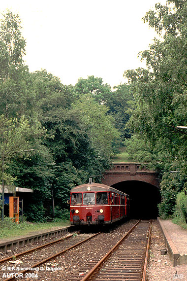 0408-68: Eine Triebwageneinheit verlsst den Rott-Tunnel und erreicht den gleichnamigen Haltepunkt.Der abgebildete Sonderzug wird weiter nach Wichlinghausen fahren.