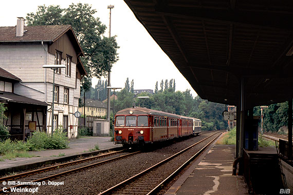 0408-69: Ein Zug Richtung W-Wichlinghausen fhrt am Hausbahnsteig in W-Loh ein. Auf dem Bahnsteig rechts, auf dem gerade der Fotograf steht, wurde einst der Zugverkehr Richtung Westen abgewickelt.