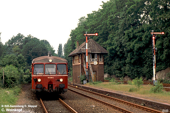 0408-70: Kurz vor Erreichen des Bahnhofs Loh passiert dieser Triebwagen das Stellwerk in Wuppertal-Loh und die Ausfahrtssignale Richtung W-Varresbeck.