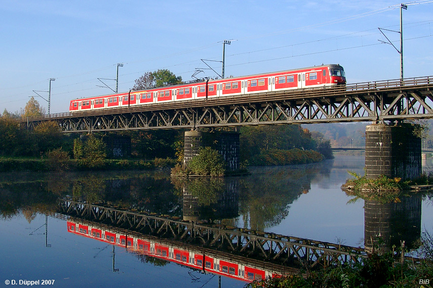 0410-11: Leichter Flunebel liegt noch ber der Ruhr, als dieser Zug Richtung Bottrop den Flu berquert.