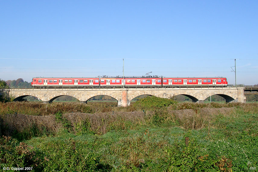 0410-14: Kurz vor der berquerung der Ruhr befhrt diese S 9 zuerst die vorgelagerte Flutbrcke.