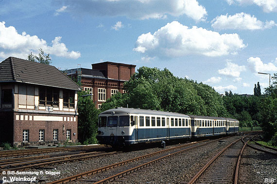 0410-21: Alle Akkutriebwagen auf diesem Bild besitzen schon ihren zweiten Lack. Ausgeliefert wurden die Triebwagen in altrot, ehe sie spter ins ozeanblau/beige Farbschema umlackiert wurden.