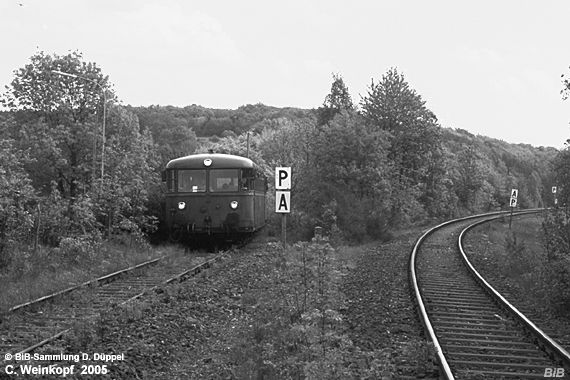 0501-26: Neben im Bergischen pur: Tunnel, geschwungene Landschaft, 1 Gleis und die Telegrafenleitung.