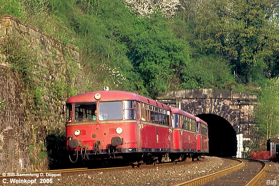 0506-21: Auf dem Weg von Hagen nach Brgge nutzen die Zge der Vollmetalbahn den mehr als zwei Kilometer langen Goldberg-Tunnel. Bevor der Tunnel gegraben wurde fhrten die Gleise durch die heutige Hagener Innenstadt zum Haupfbahnhof. Diese Schienenbusgarnitur verlt den Tunnel in Richtung Sden.