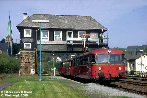 0506-22: Eine Schienenbusgarnitur hat den Bahnhof Brgge erreicht. Der Bahnhof ist durch das Reiterstellwerk bekannt geworden, das vom alten Bahnsteig ber zwei Gleise gebaut ist. 
Inzwischen wird dieser Bahnsteig nicht mehr bedient, die Zge halten nun an einem einfachen Seitenbahnsteig