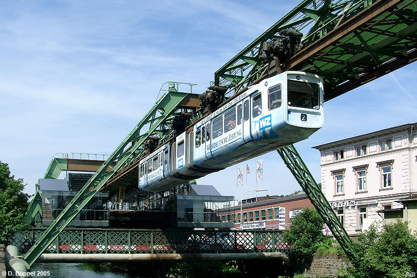 0506-40: stlich der Station Alter Markt folgt die Haltestelle Adlerbrcke.Im Gegensatz zur ernuerten Station prsentiert sich die Kastenbrcke vor dem Bahnhof noch in ihrere althergebrachten Form. <BR> Wagen 19 verlsst die Station stwrts.