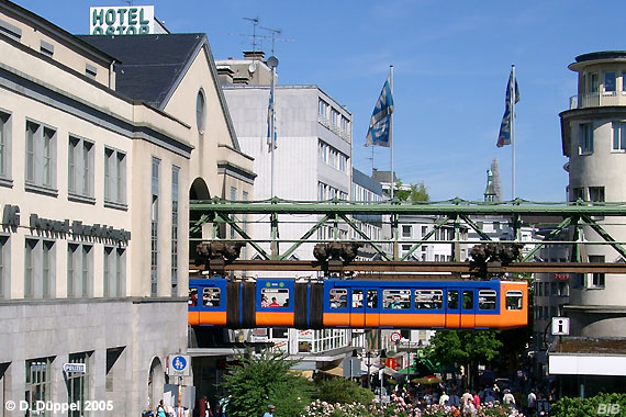 0506-70: Nach kurzem Fahrgastwechsel verlsst dieser Schwebebahnzug die Station Hauptbahnhof Richtung Oberbarmen. Die Station Hauptbahnhof ist das einzige gemauerte Bauwerk, in das die Schwebebahn hineinfhrt.