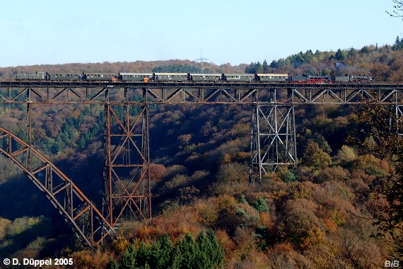 0510-47: Der Sonderzug verschwindet auf Remscheider Seite im herbstlichen Wald.