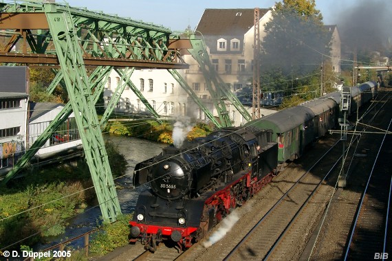 0510-57: An einer der bekantesten Wuppertaler Fotostellen passiert die 50 3655 an der Herzogbrcke das Schwebebahngerst.