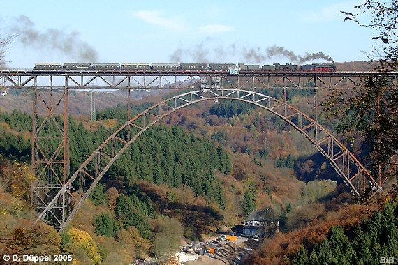 0510-62: Das Highlight des Brckenfestes 2005 waren die beiden P 8, die gemeinsam einen Zug ber die Bergsiche Runde zogen. Die 38 2267 wurde der P 8 Posen 2455 vorgespannt.