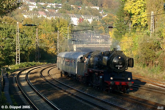 0510-65: Als eine der letzten Brckenfest-Zge am Sonntag befhrt die 50er mit ihrem Sonderzug die Ortsgleise im Bereich Wuppertal-Zoo. Zwischen Oberbarmen und dem Hauptbahnhof wurden die Ferngleise befahren, whrend man bis Vohwinkel die Ortsgleise nutzte.