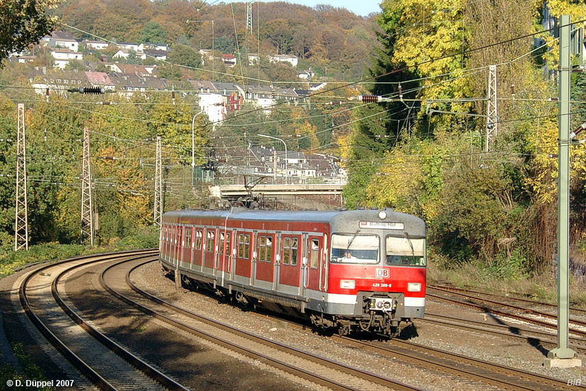 0510-66: Kurz vor Erreichen des Haltepunktes Wuppertal-Zoologischergarten legt sich dieser 420er  in die Kurve und wird von der tiefstehenden Herbstsonne in eine weiches Licht getaucht.