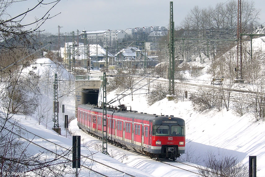 0603-07: Auf dem Weg nach Wuppertal Hbf verlt dieser Zug der S 9 das Tunnelbauwerk der niveaufreien Kreuzung der Strecke 2550 in Wuppertal-Vohwinkel. 