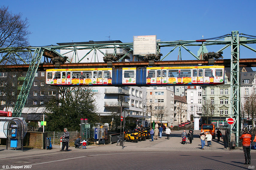 0603-74: Ein Gelenktriebwagen mit Werbung fr die Wrzprodukte eines namhaften Herstellers erreicht die Endstation Oberbarmen.