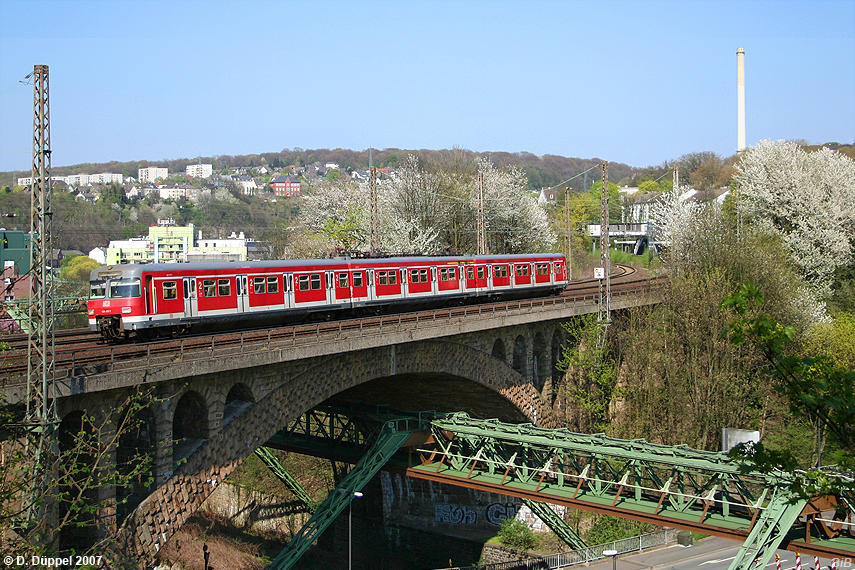 0704-131: Whrend das erste Grn wieder spross, herrschten Mitte April bereits sommerliche Temperaturen mit knapp 30 Lufttemperatur, was auch die geffnete Fhrerstandstr am S-Bahnzug erklrt.