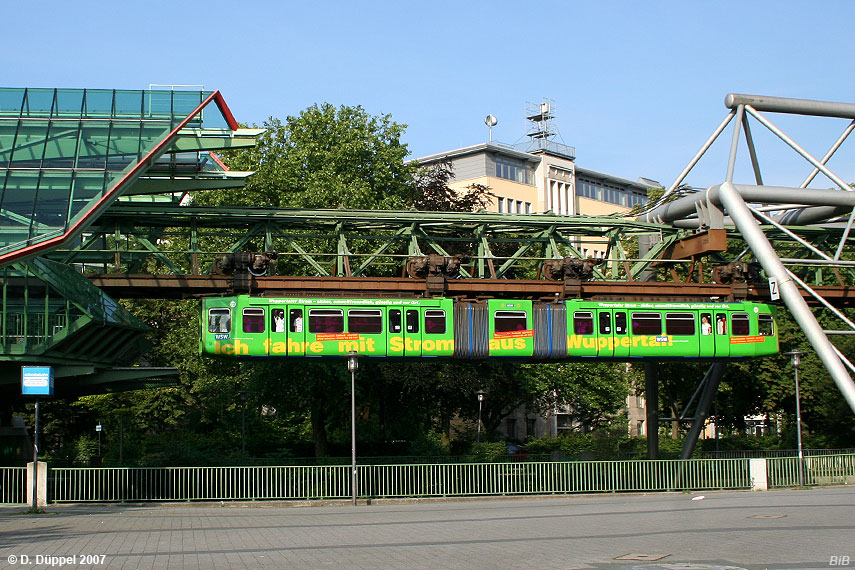 0706-32: Kurz nachdem der Schwebebahnzug die Station Kluse verlassen hat, wird er den Bermbergberbau passieren, der das Bahngerst ber die Bundesstrae 7 (Bundesallee) fhrt.