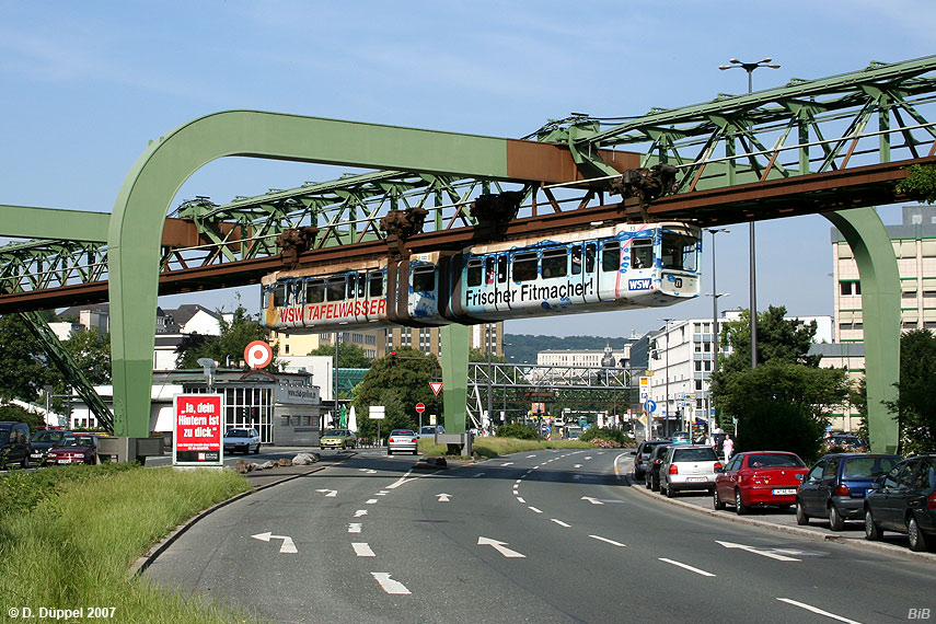 0706-48: Neben der Erbringung der Bus- und Schwebebahnleistungen in Wuppertal sind die Wuppertaler Stadtwerke auch fr die Trinkwasserversorgung der Stadt zustndig. Mit dieser Bahn macht das Unternehmen Werbung in eigener Sache und stellt die Qualitt des Wassers heraus.