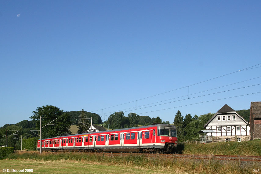 0806-22: Auch wenn die Betonmaste der Fahrleitung die niederbergische Idylle an der Richrather Mhle nicht verschnert haben, lohnt sich dennoch das zeitige Aufstehen, um die S-Bahnzge dort beobachten zu knnen. 